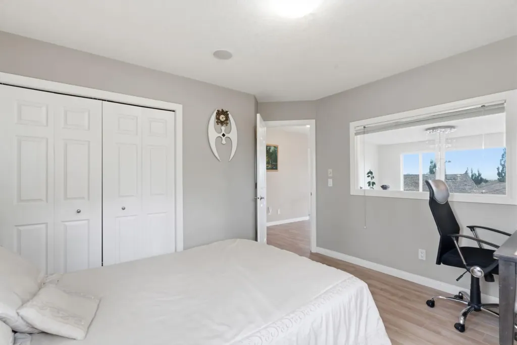21 Royal Ridge Hill NW Calgary AB T3G4T9