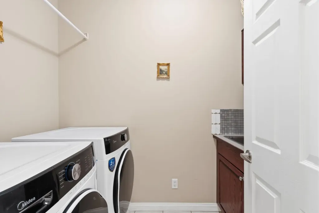 21 Royal Ridge Hill NW Calgary AB T3G4T9