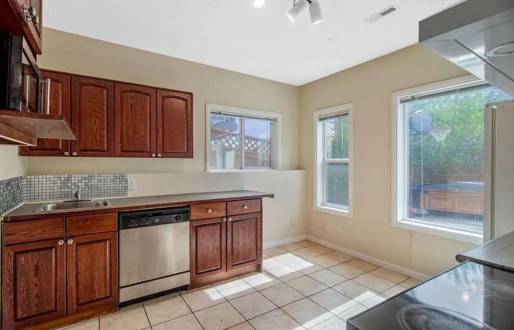 21 Royal Ridge Hill NW Calgary AB T3G4T9