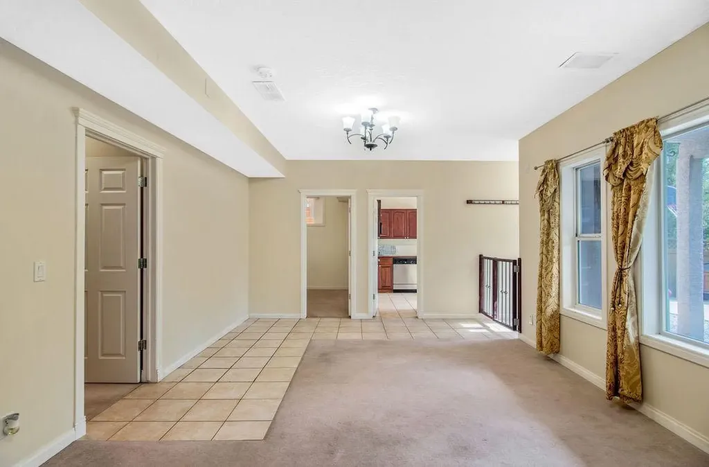 21 Royal Ridge Hill NW Calgary AB T3G4T9