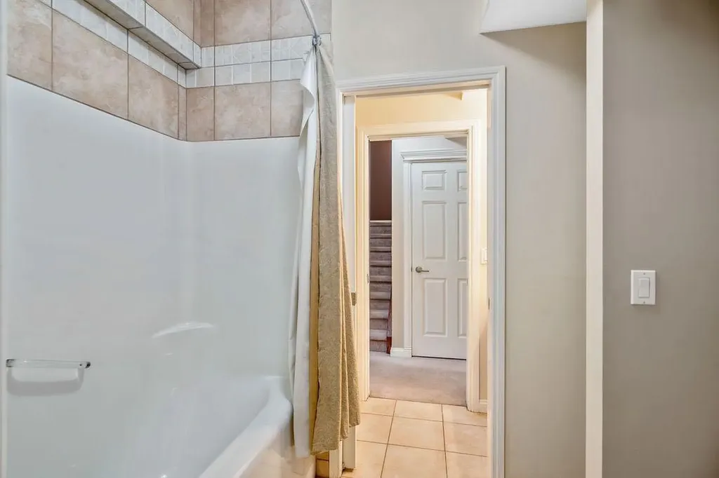 21 Royal Ridge Hill NW Calgary AB T3G4T9