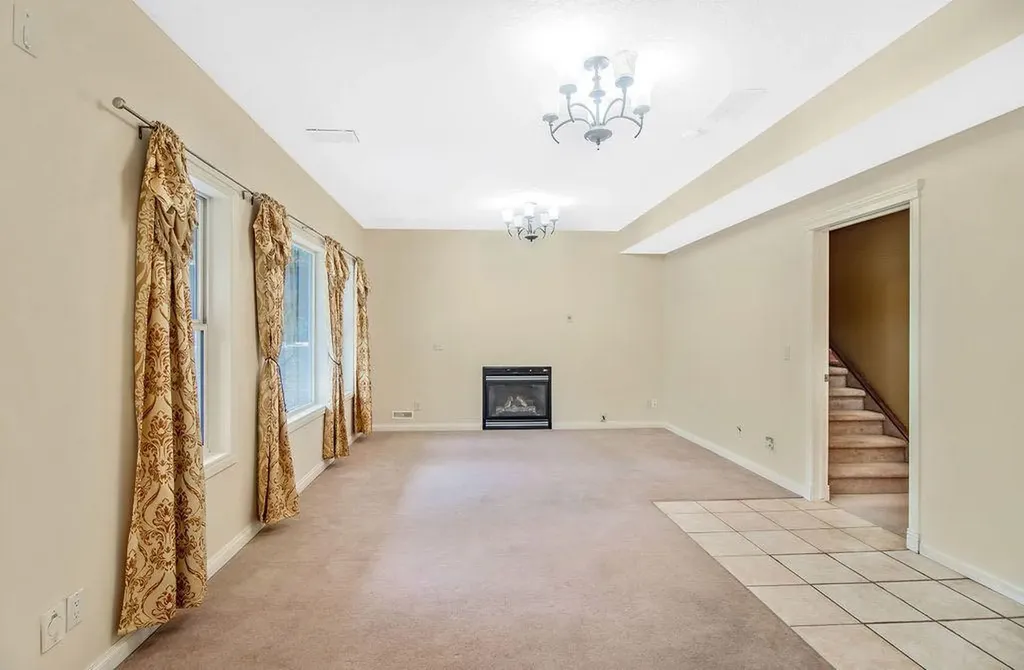 21 Royal Ridge Hill NW Calgary AB T3G4T9