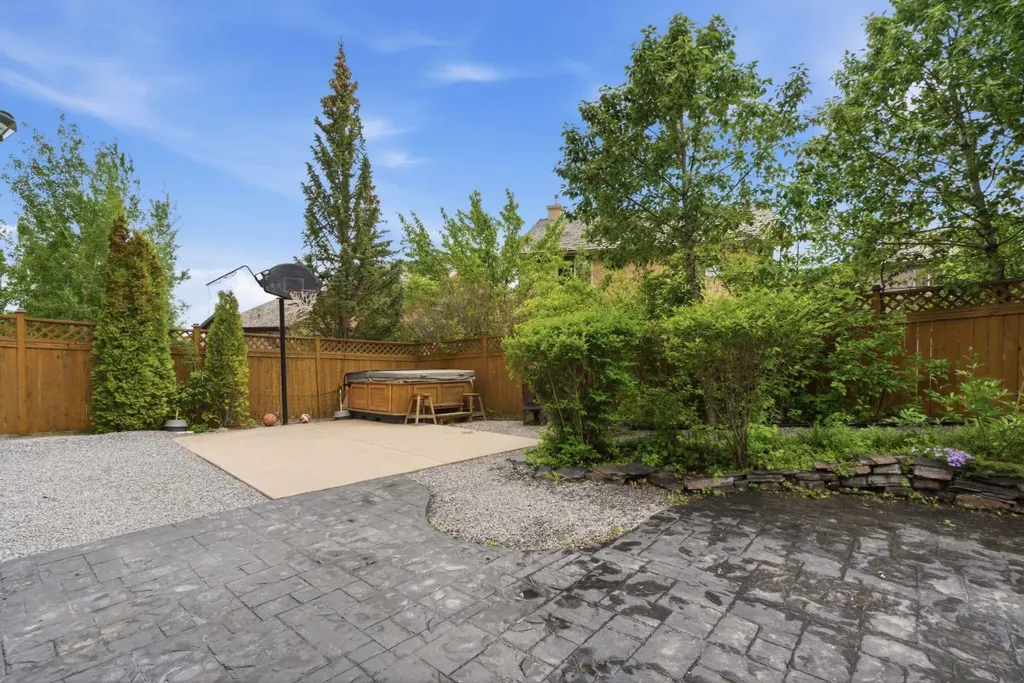 21 Royal Ridge Hill NW Calgary AB T3G4T9