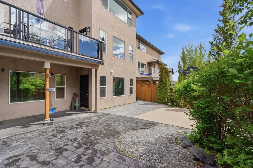 21 Royal Ridge Hill NW Calgary AB T3G4T9