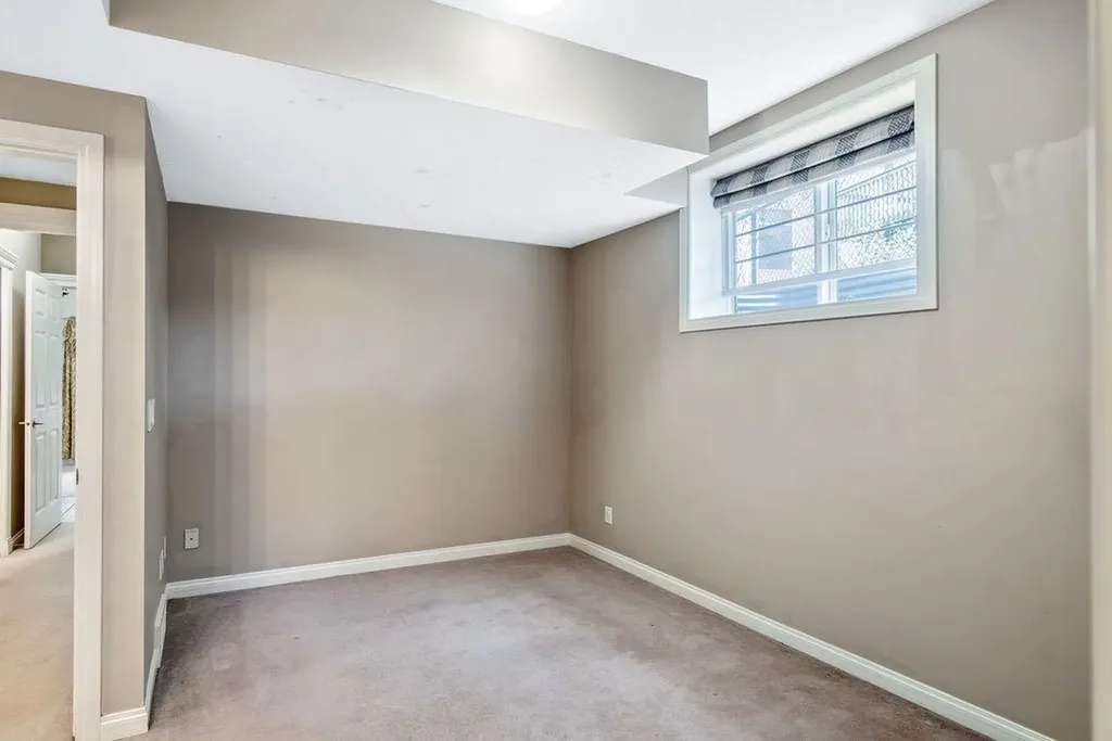 21 Royal Ridge Hill NW Calgary AB T3G4T9
