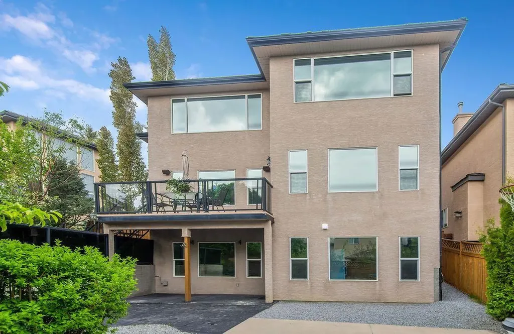 21 Royal Ridge Hill NW Calgary AB T3G4T9
