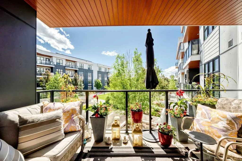 383 Smith Street NW Calgary AB T3B 6J9