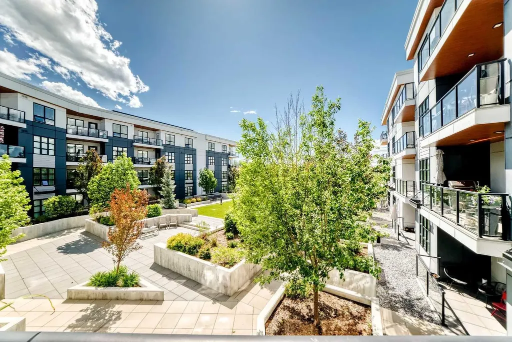 383 Smith Street NW Calgary AB T3B 6J9