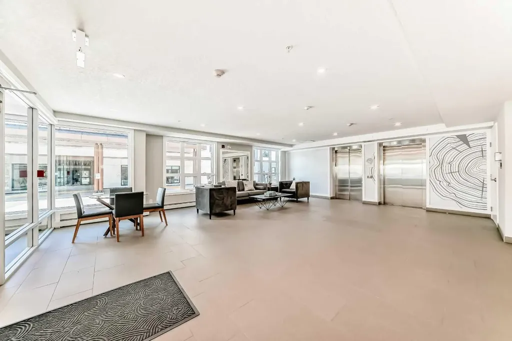 383 Smith Street NW Calgary AB T3B 6J9