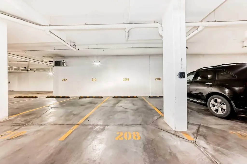 383 Smith Street NW Calgary AB T3B 6J9