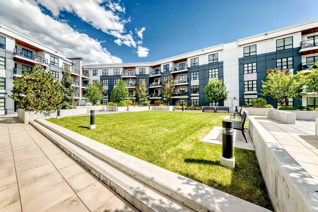 383 Smith Street NW Calgary AB T3B 6J9