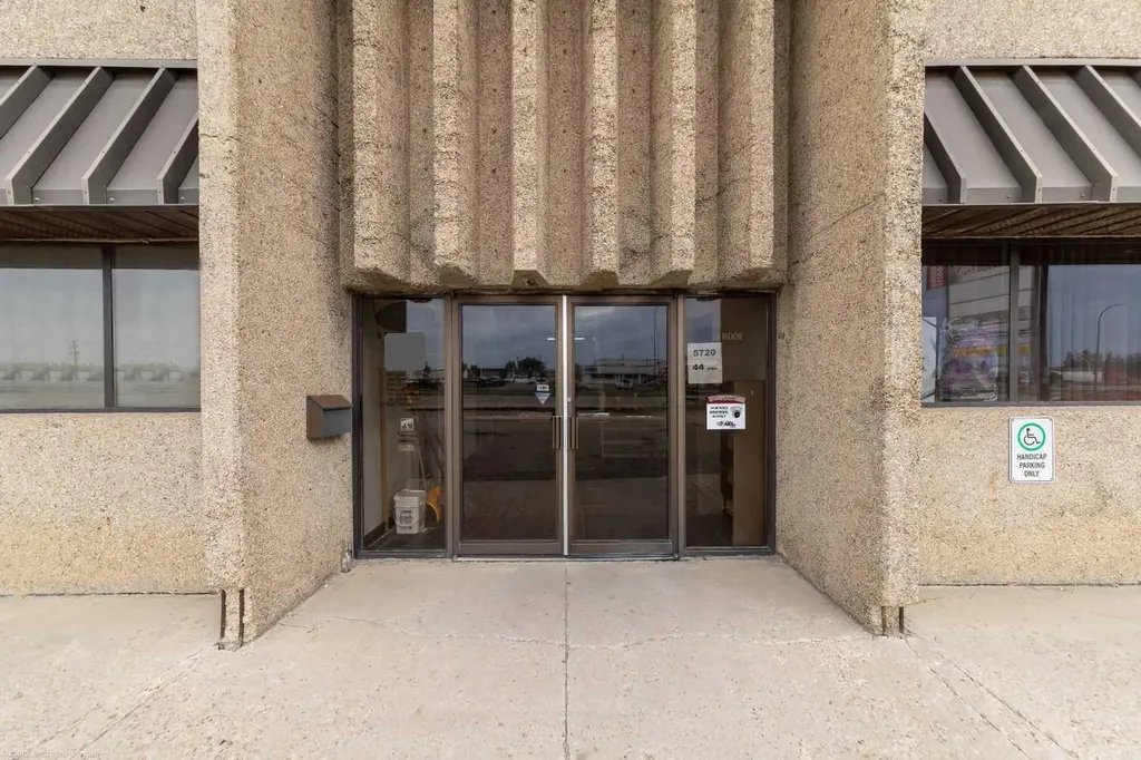 Top Floor 5720 44 Street Lloydminster AB T9V 0B6