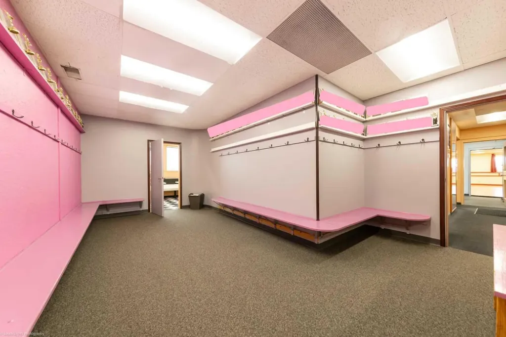 Top Floor 5720 44 Street Lloydminster AB T9V 0B6