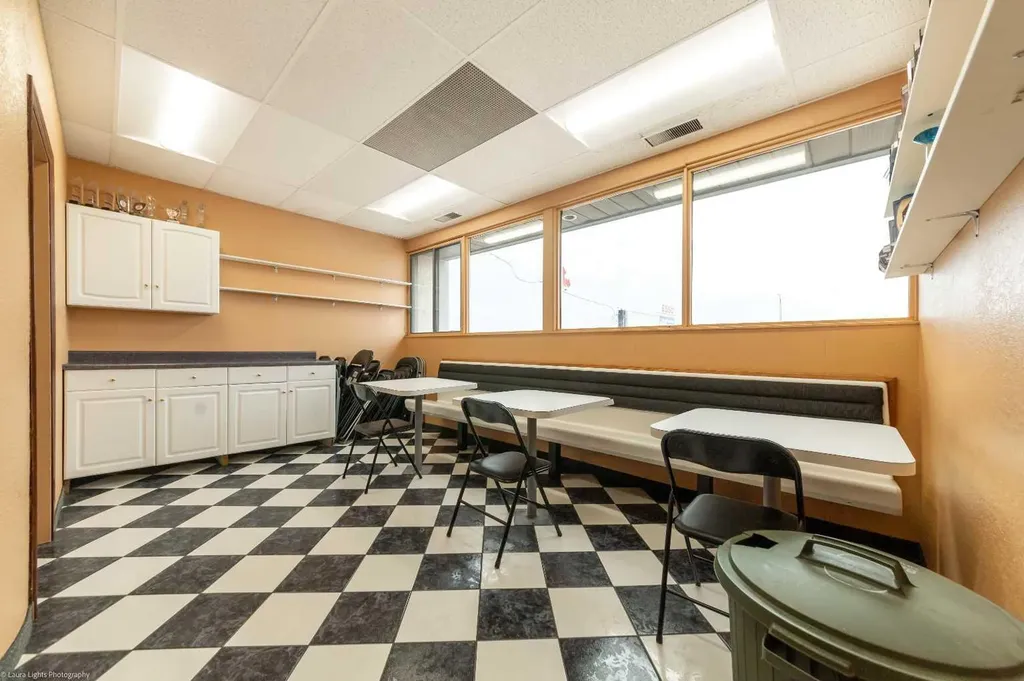 Top Floor 5720 44 Street Lloydminster AB T9V 0B6