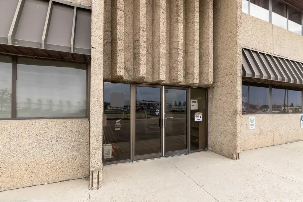 Top Floor 5720 44 Street Lloydminster AB T9V 0B6