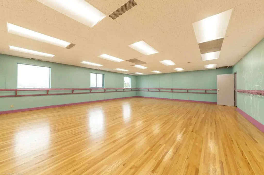 Top Floor 5720 44 Street Lloydminster AB T9V 0B6