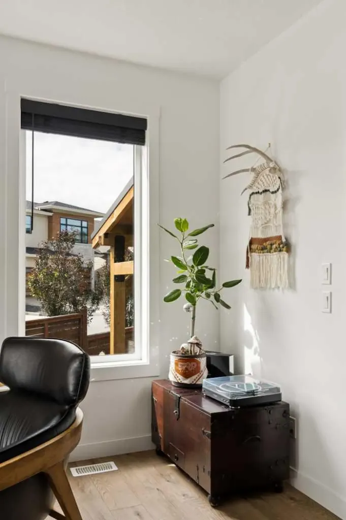 36 Rowley Rise NW Calgary AB T3L 0G8