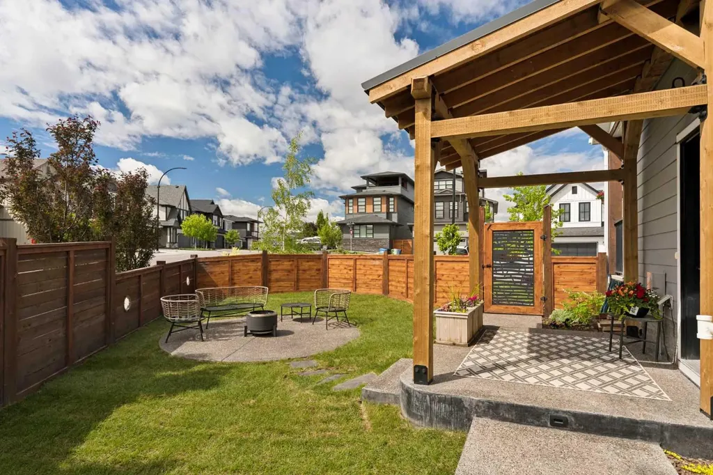 36 Rowley Rise NW Calgary AB T3L 0G8