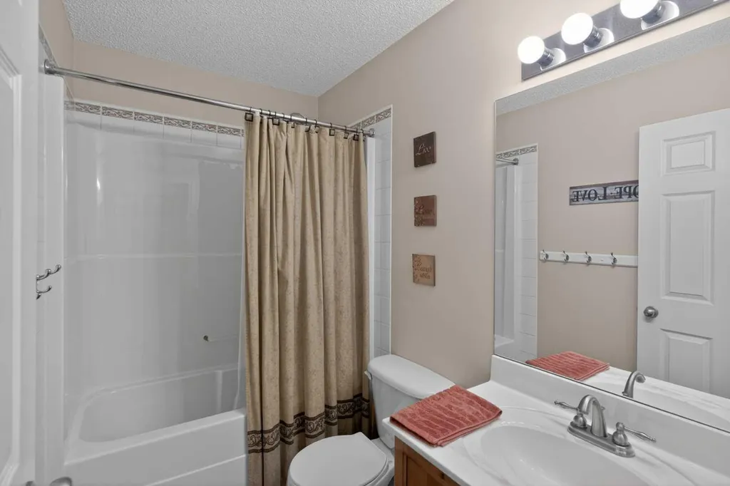 285 West Creek Springs Chestermere AB T1Y 1N7