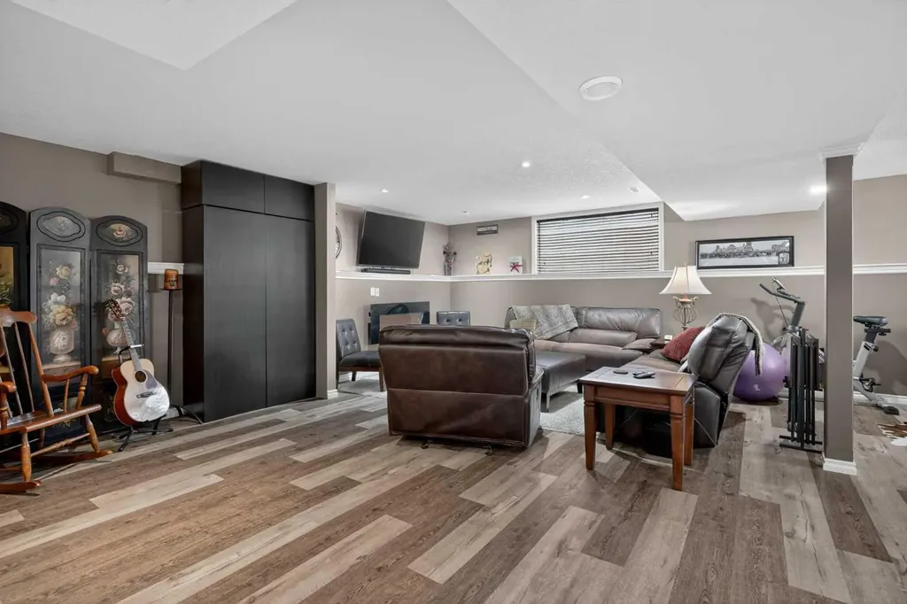285 West Creek Springs Chestermere AB T1Y 1N7
