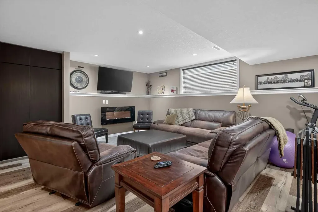 285 West Creek Springs Chestermere AB T1Y 1N7