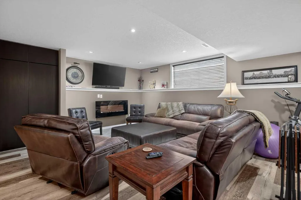 285 West Creek Springs Chestermere AB T1Y 1N7