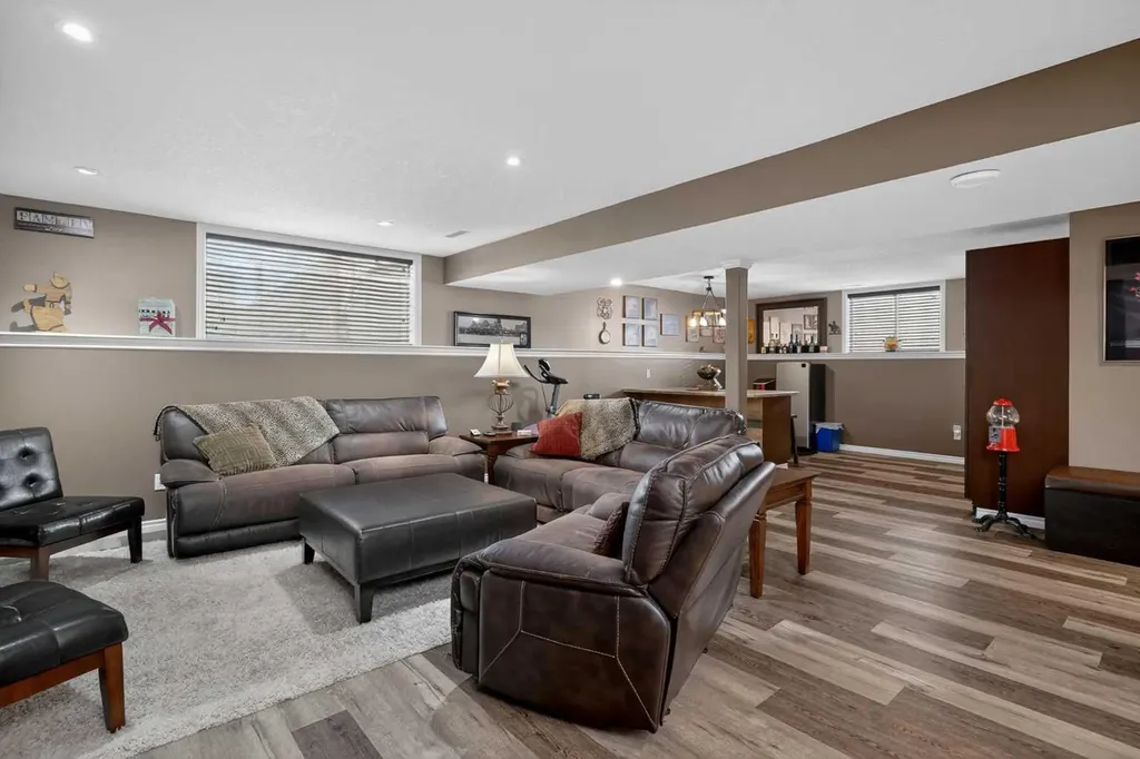 285 West Creek Springs Chestermere AB T1Y 1N7