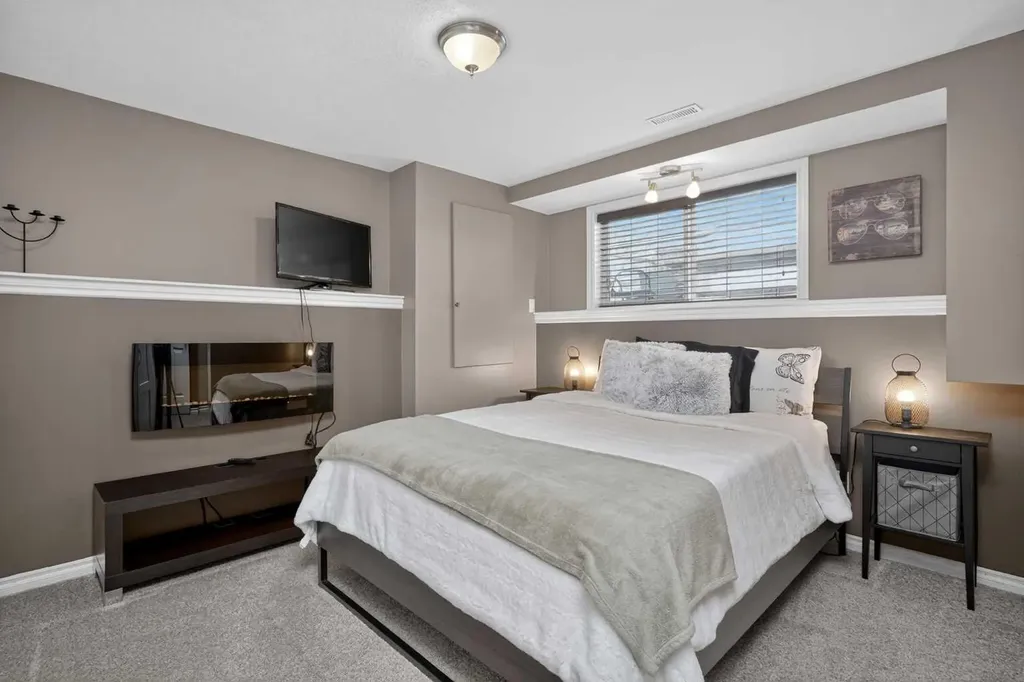 285 West Creek Springs Chestermere AB T1Y 1N7