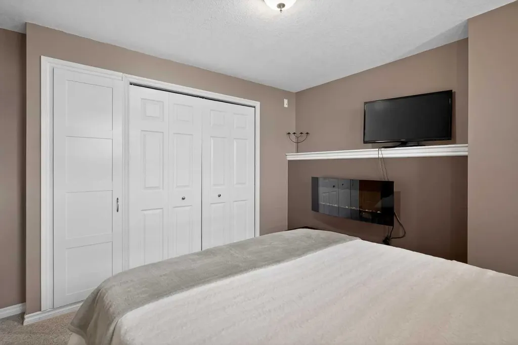 285 West Creek Springs Chestermere AB T1Y 1N7