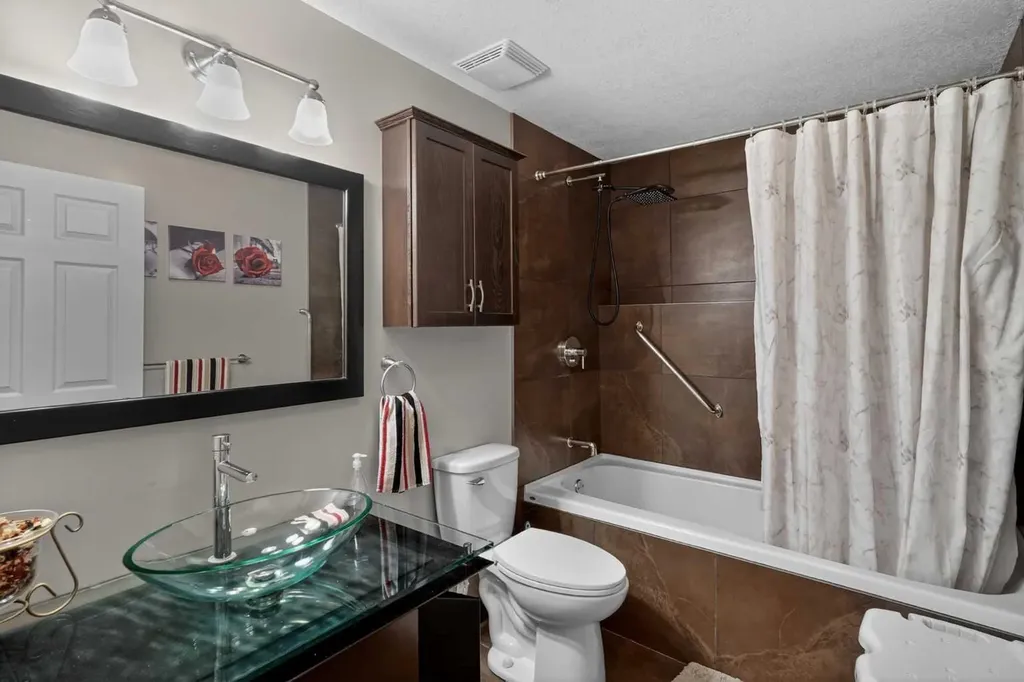 285 West Creek Springs Chestermere AB T1Y 1N7