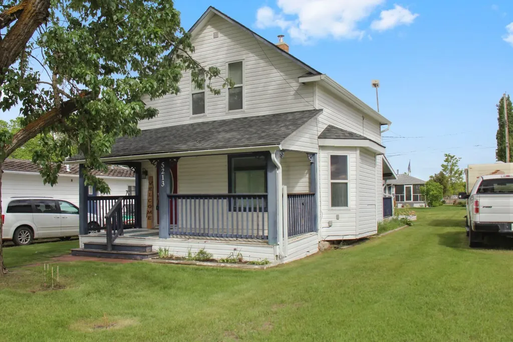 5213 & 5209 49 Street Daysland AB T0B 0G3