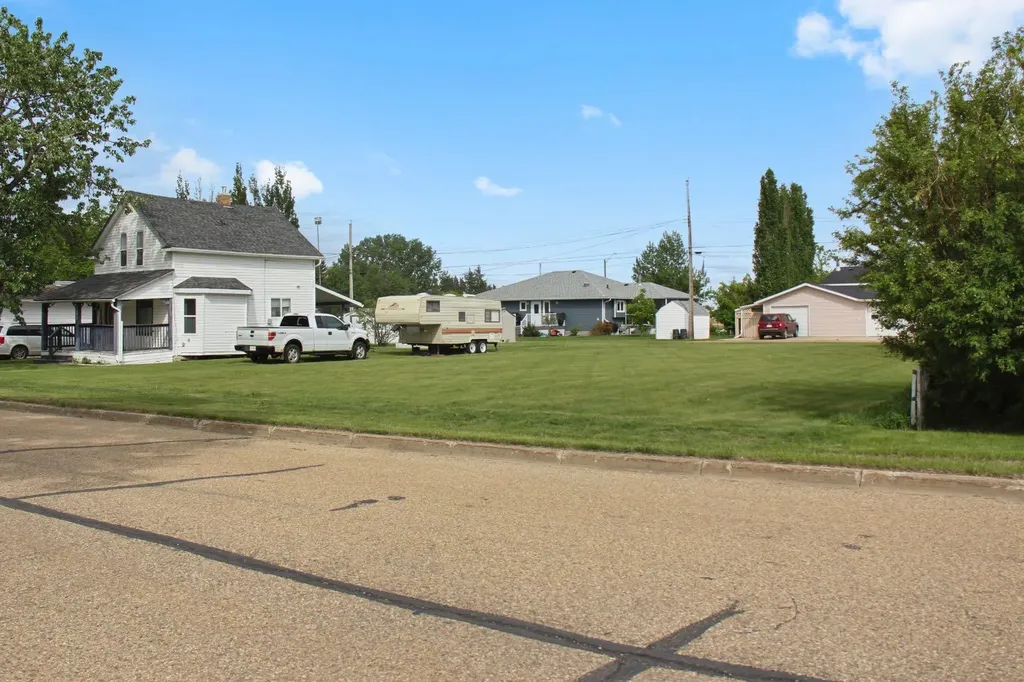 5213 & 5209 49 Street Daysland AB T0B 0G3