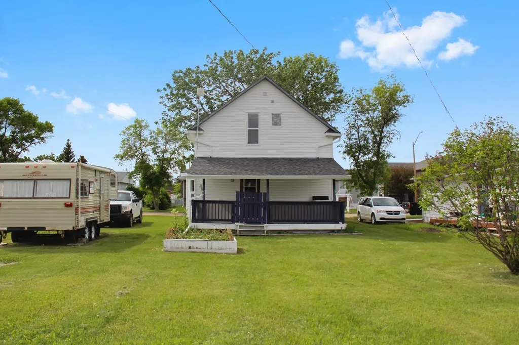 5213 & 5209 49 Street Daysland AB T0B 0G3