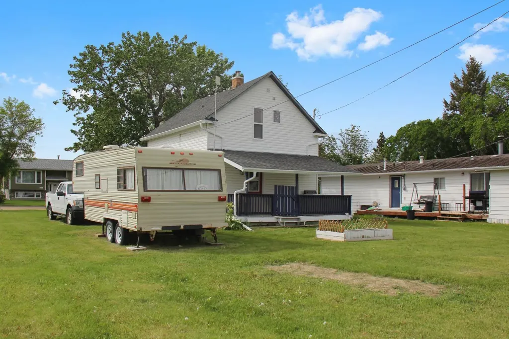 5213 & 5209 49 Street Daysland AB T0B 0G3