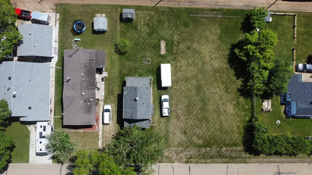 5213 & 5209 49 Street Daysland AB T0B 0G3