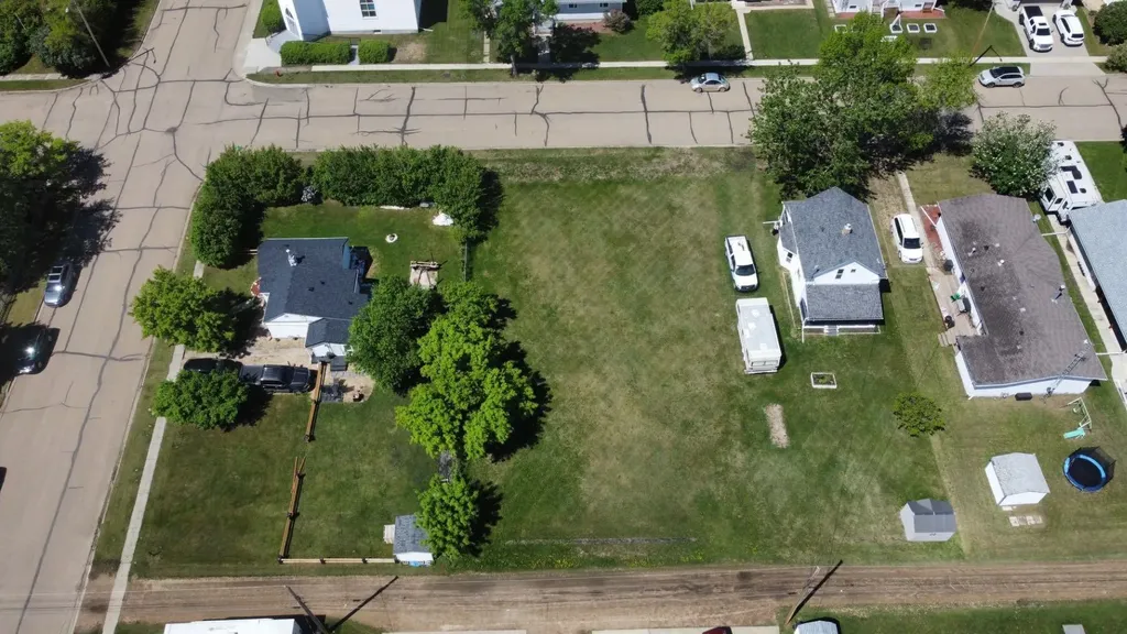 5213 & 5209 49 Street Daysland AB T0B 0G3