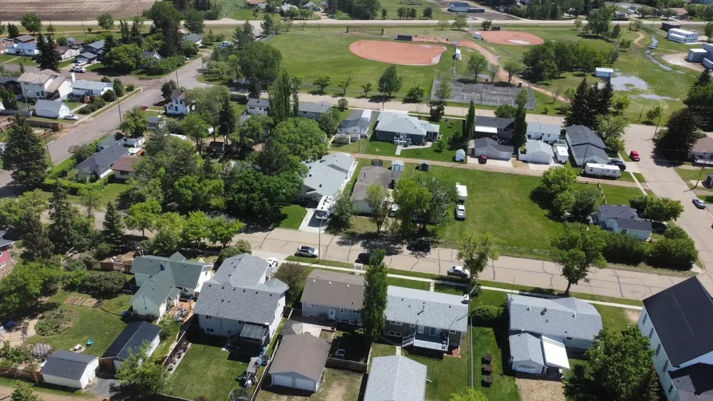 5213 & 5209 49 Street Daysland AB T0B 0G3