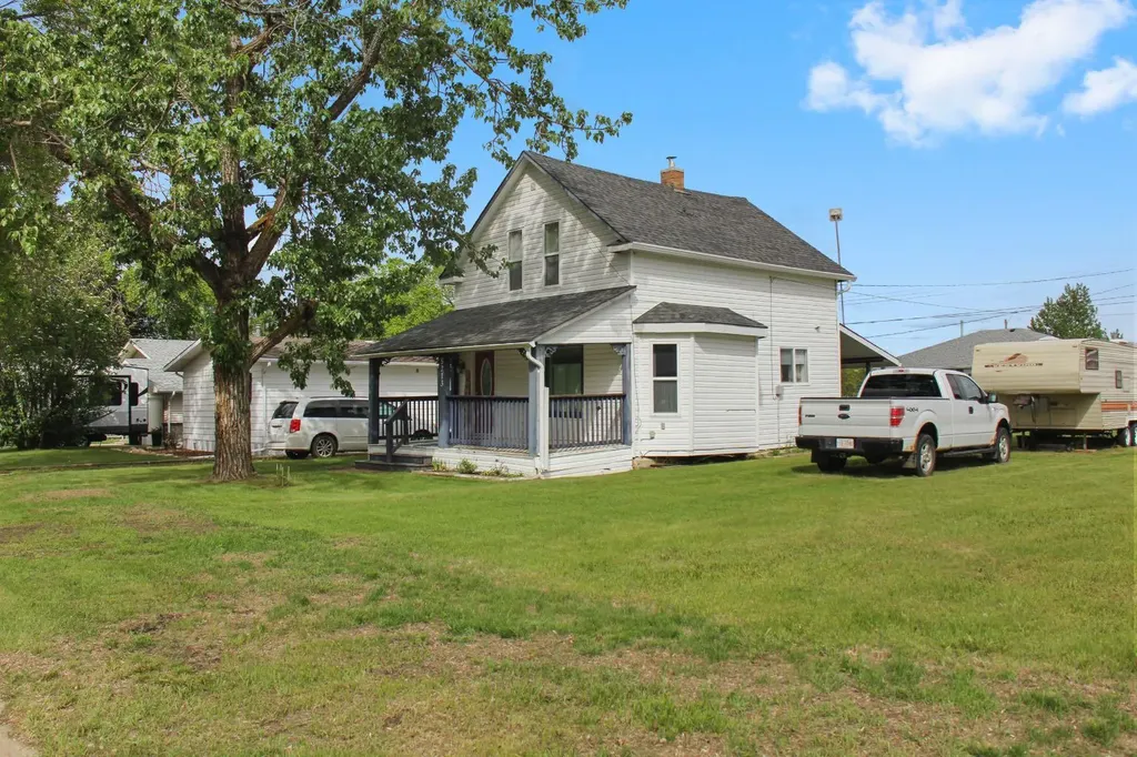 5213 & 5209 49 Street Daysland AB T0B 0G3