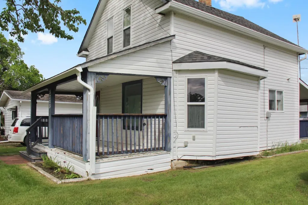 5213 & 5209 49 Street Daysland AB T0B 0G3
