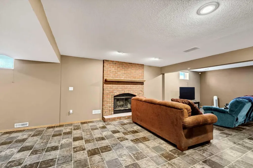 93 Park Meadows Court SE Medicine Hat AB T1B4C3