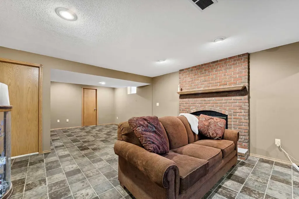 93 Park Meadows Court SE Medicine Hat AB T1B4C3