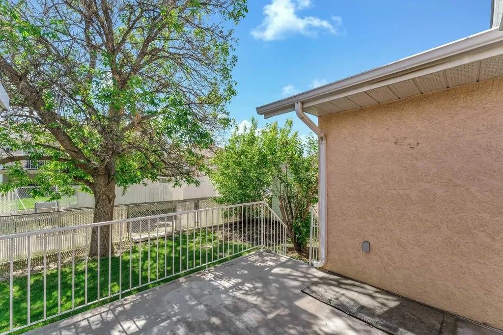93 Park Meadows Court SE Medicine Hat AB T1B4C3