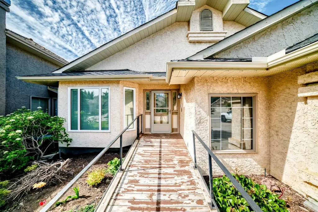 227 Hawkside Mews NW Calgary AB T3G 3J4