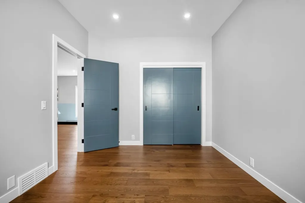 3223 Signal Hill Drive SW Calgary AB T3H 3T4