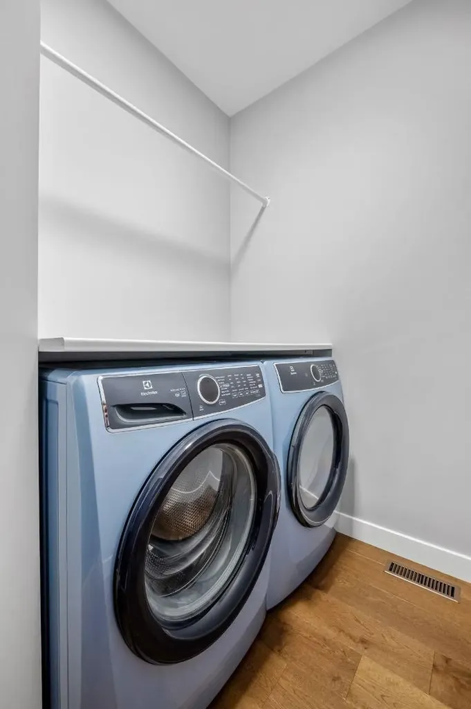 3223 Signal Hill Drive SW Calgary AB T3H 3T4