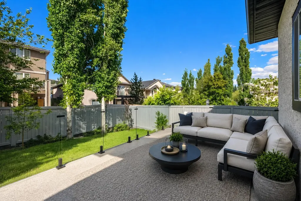 3223 Signal Hill Drive SW Calgary AB T3H 3T4