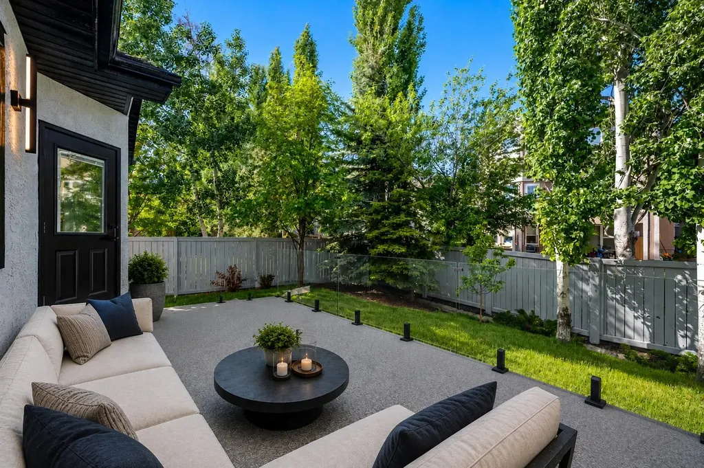 3223 Signal Hill Drive SW Calgary AB T3H 3T4