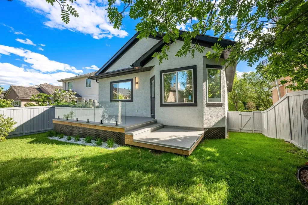 3223 Signal Hill Drive SW Calgary AB T3H 3T4