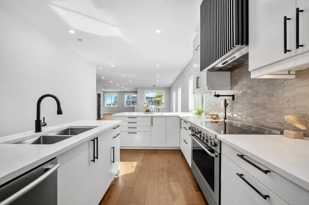 3223 Signal Hill Drive SW Calgary AB T3H 3T4