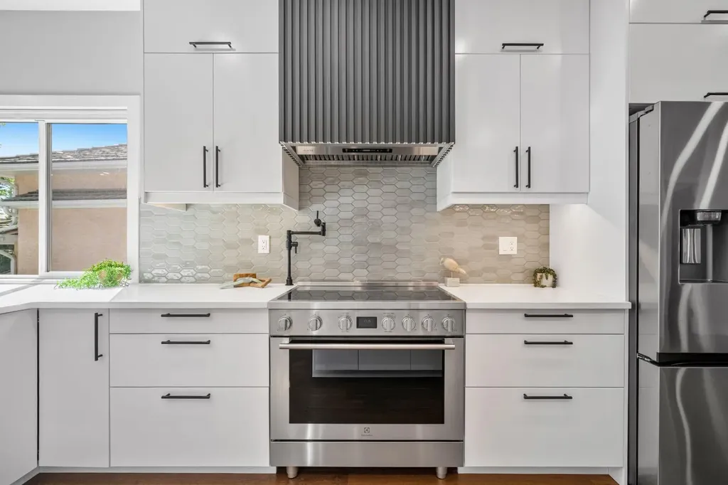 3223 Signal Hill Drive SW Calgary AB T3H 3T4